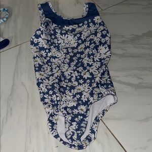 B leo blue and white flower